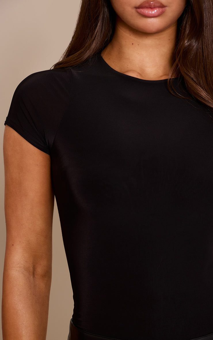 https://cdn-img.prettylittlething.com/e/8/6/7/e86711b7095f8102999c579e725b34009e6d638b_CNF0742_4_black_basic_slinky_short_sleeve_bodysuit.jpg